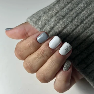 kurze winternägel in grau, weiss und glitzer