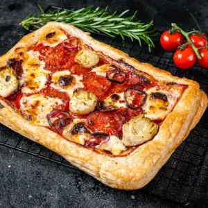 leckere und knusprige vegetarische pizza im blätterteig backen und warm servieren