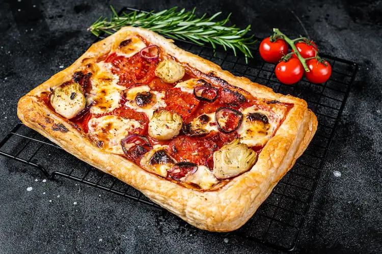 leckere und knusprige vegetarische pizza im blätterteig backen und warm servieren