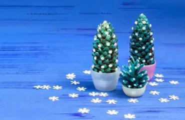 mit perlen kleine tannenbäume basteln mit kindern mit tannenzapfen zu weihnachten