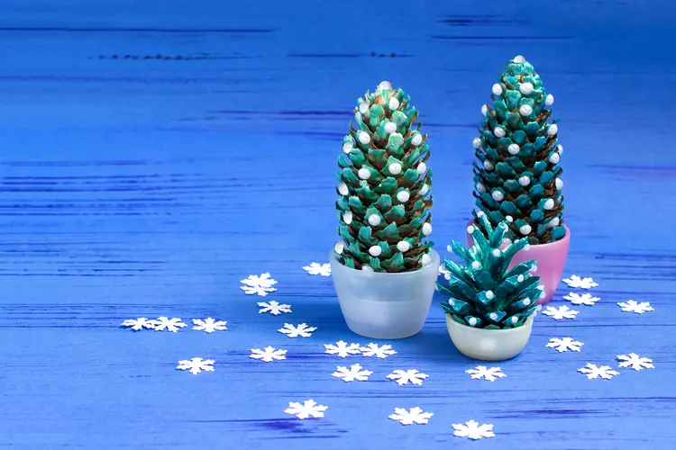 mit perlen kleine tannenbäume basteln mit kindern mit tannenzapfen zu weihnachten
