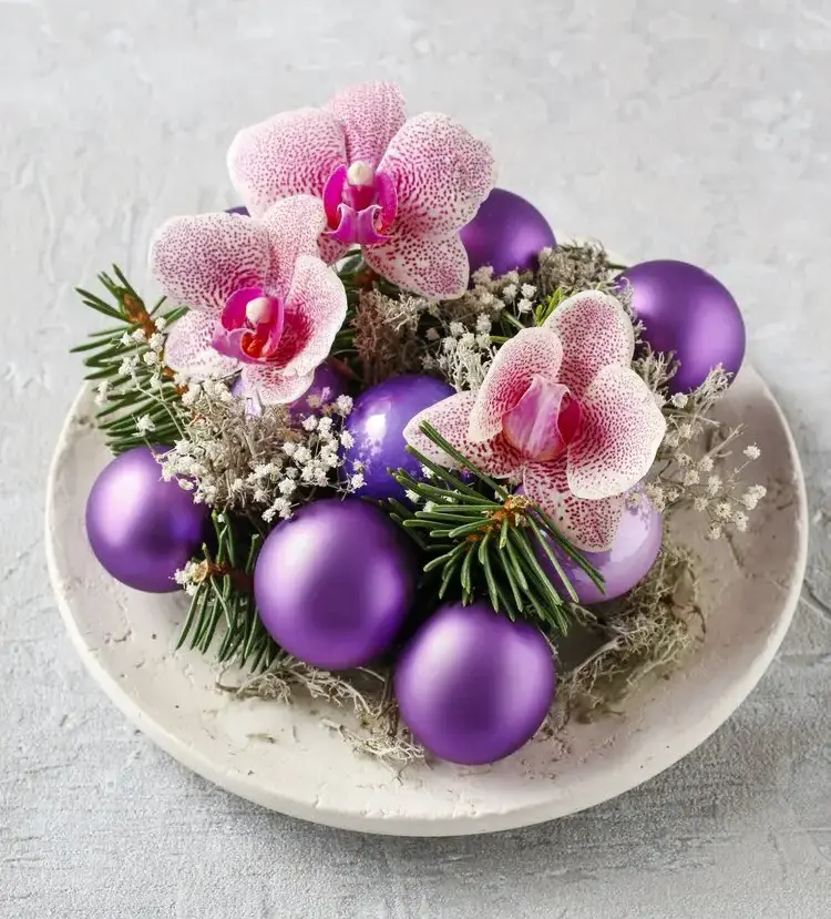 modernes weihnachtsgesteck basteln in lila und mit orchideen