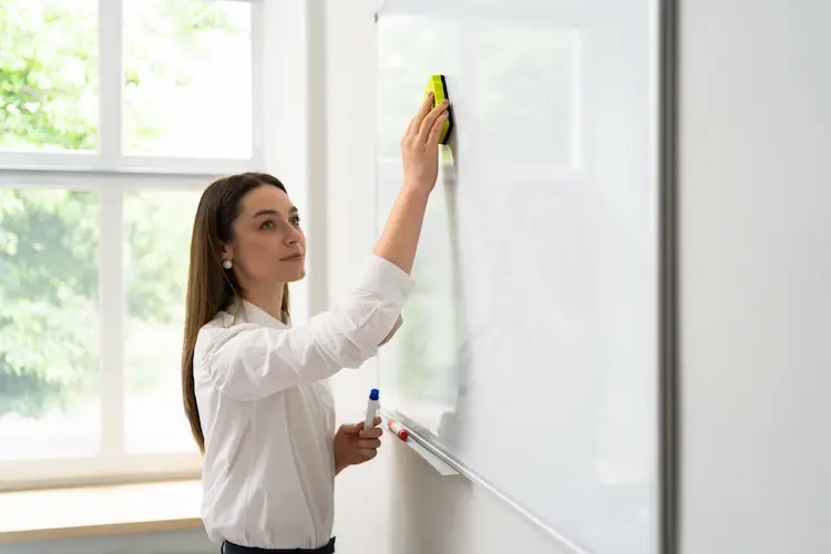 nach unterricht beim whiteboard reinigen edding entfernen mit anderem marker als trick