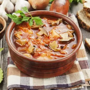 ofensuppe ohne fleisch mit kartoffeln, zucchini und champignons