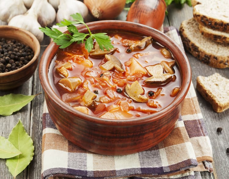 ofensuppe ohne fleisch mit kartoffeln, zucchini und champignons