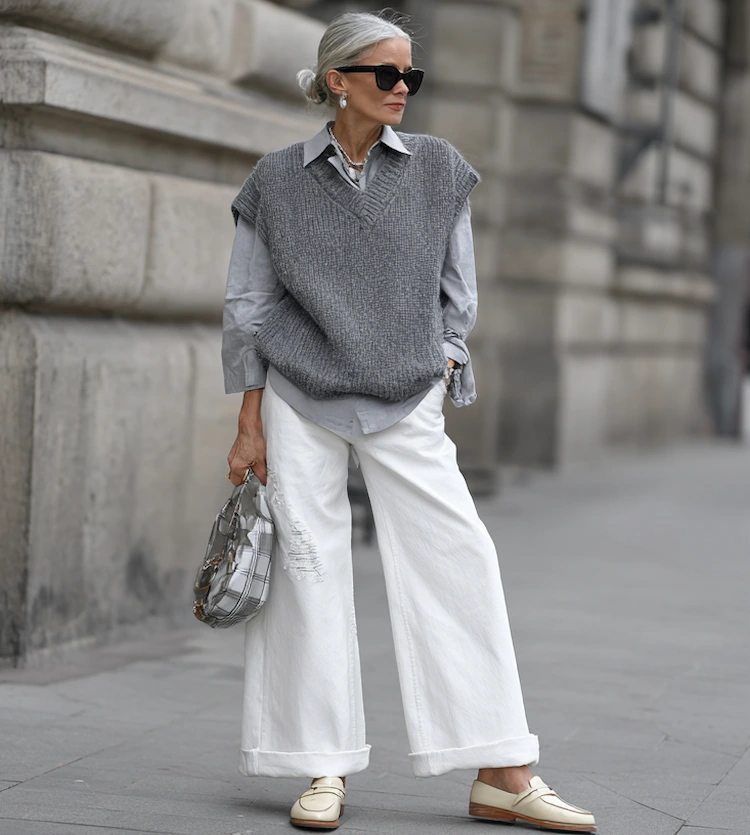 Pullunder und Jeans mit weitem Bein im Frühling und Sommer stylen