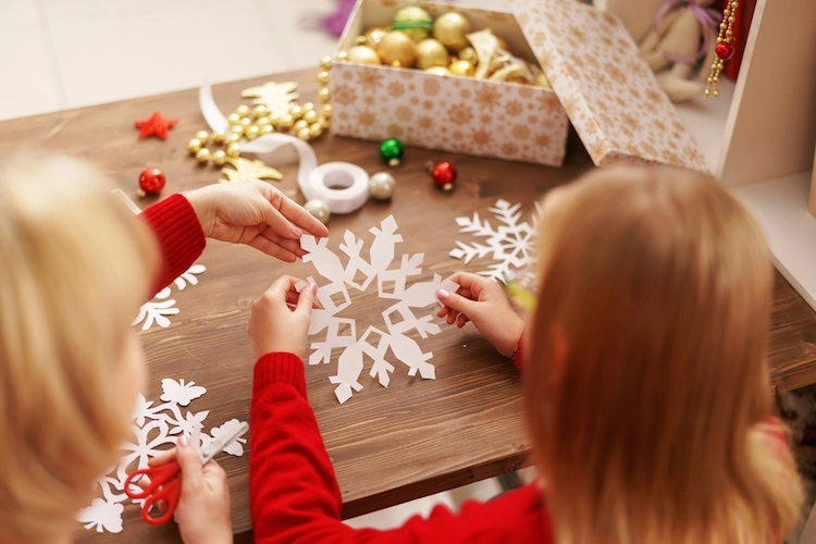 schneeflocken basteln zu weihnachten mit kindern