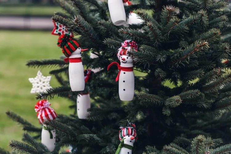 schneemann weihnachtsbaumschmuck mit upcycling basteln mit actimel flaschen