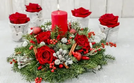 schönes weihnachtsgesteck basteln in traditionellem rot mit rosen und beeren