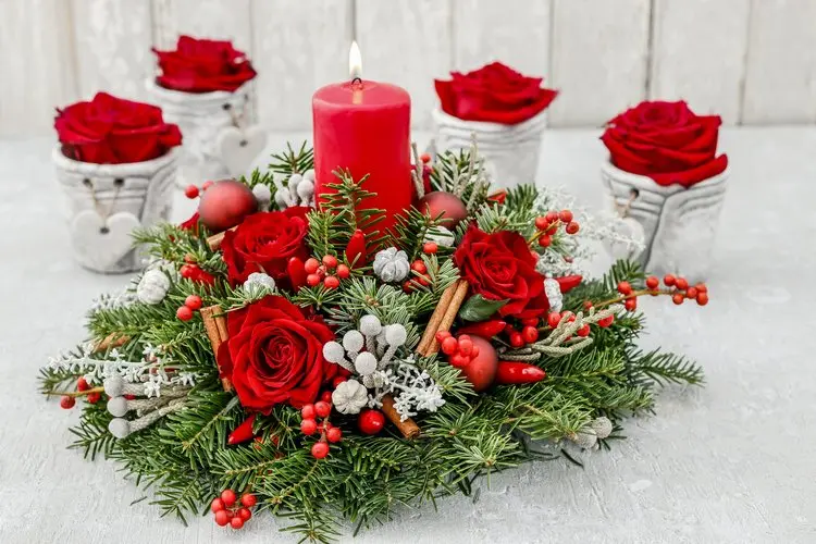 schönes weihnachtsgesteck basteln in traditionellem rot mit rosen und beeren