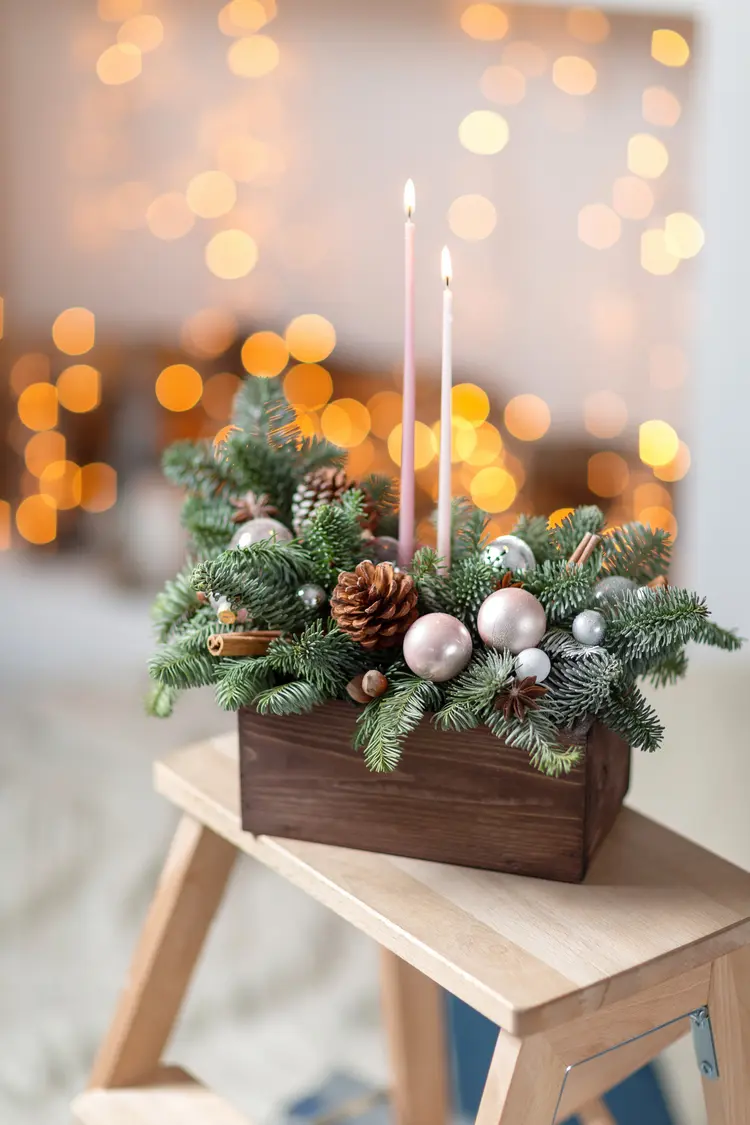 skandinavisches weihnachtsgesteck basteln mit tafelkerzen in einer holzbox