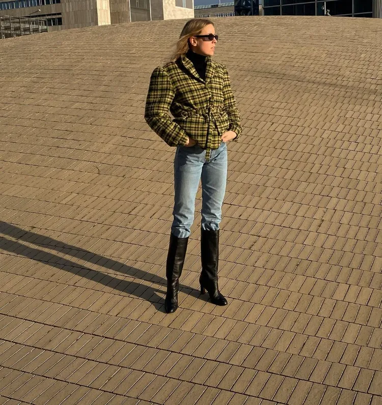 stiefel und jeans kombinieren quiet luxury modetrend winter 2023