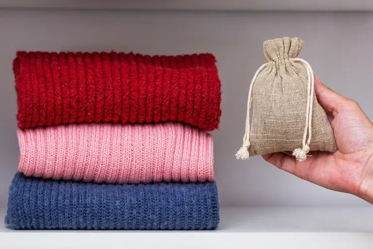 stofftüten mit getrockneten lavendelblüten füllen und motten im kleiderschrank vorbeugen