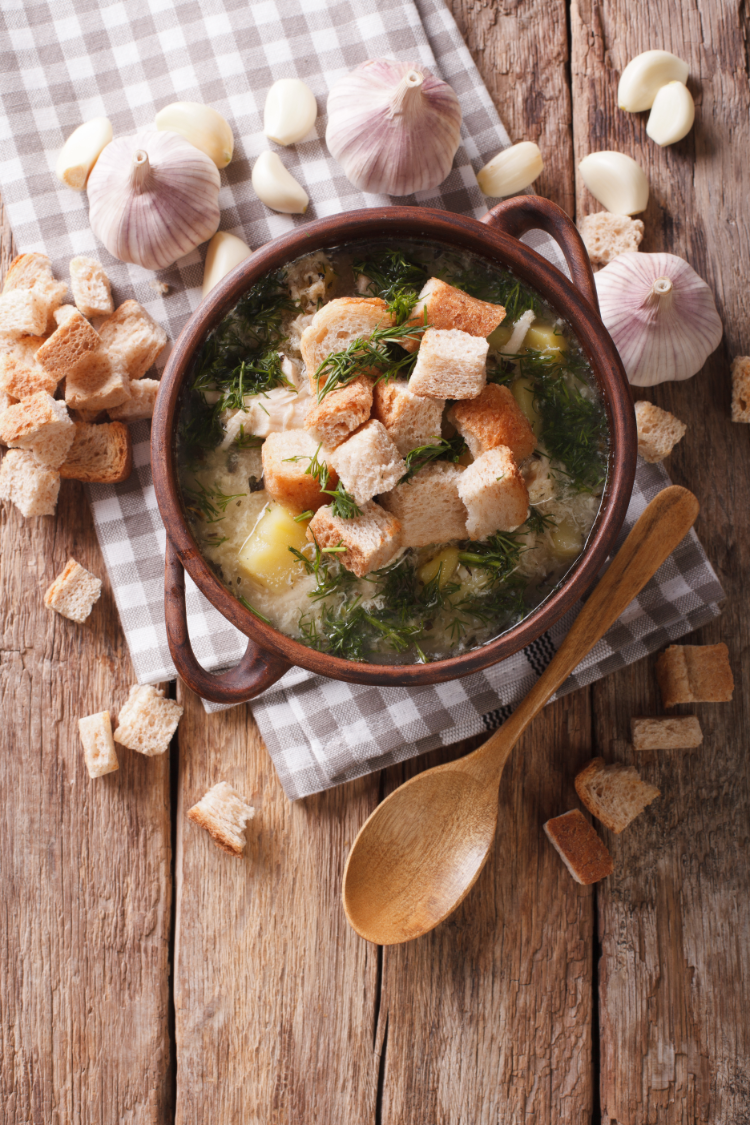 suppe mit knoblauch und croutons cesnecka