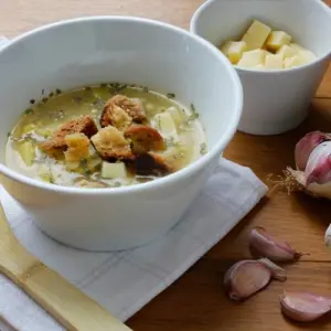 tschechische knoblauchsuppe cesnecka mit croutons und käse