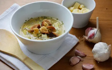 tschechische knoblauchsuppe cesnecka mit croutons und käse