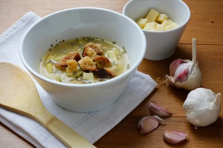 tschechische knoblauchsuppe cesnecka mit croutons und käse