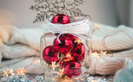 upcycling mit lichterkette, gläsern und weihnachtskugeln