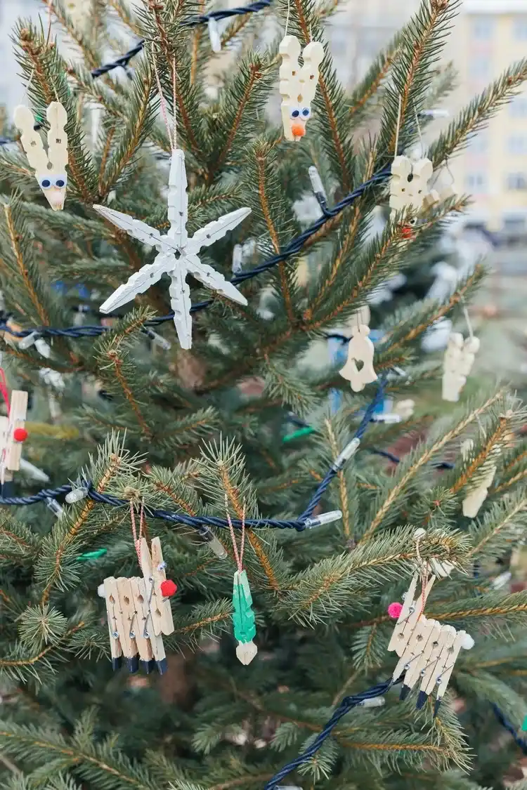 verschiedene weihnachtsfiguren mit holz wäscheklammern basteln für den christbaum