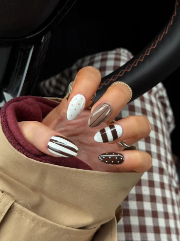 verspielte muster in braun und weiß novermber nägel 2025
