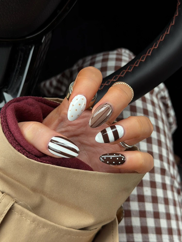 verspielte muster in braun und weiß novermber nägel 2025