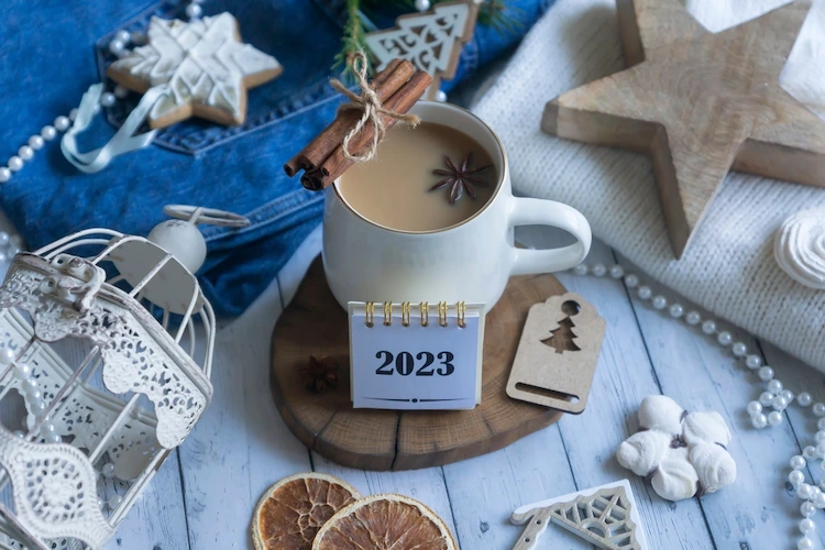 vor weihnachten 2023 leckere kaffegetränke oder aromatische teezubereitungen mit zimt genießen
