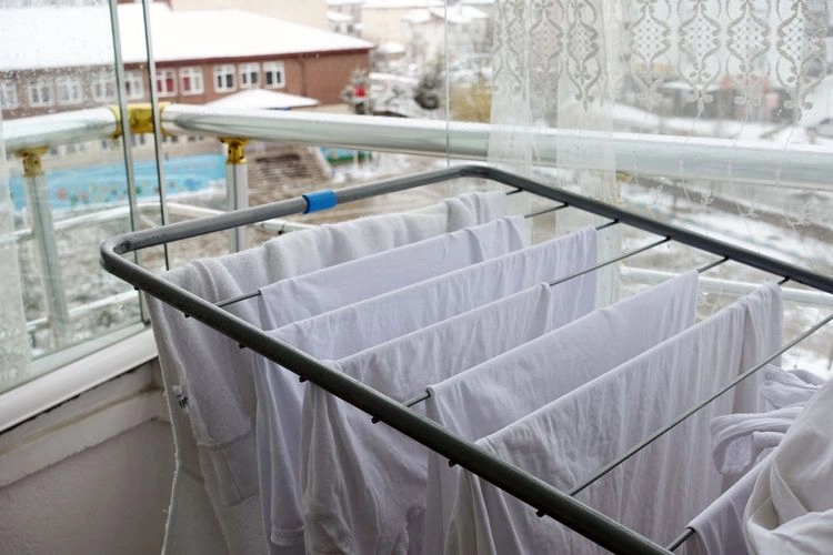 wäsche auf dem balkon trocknen im winter