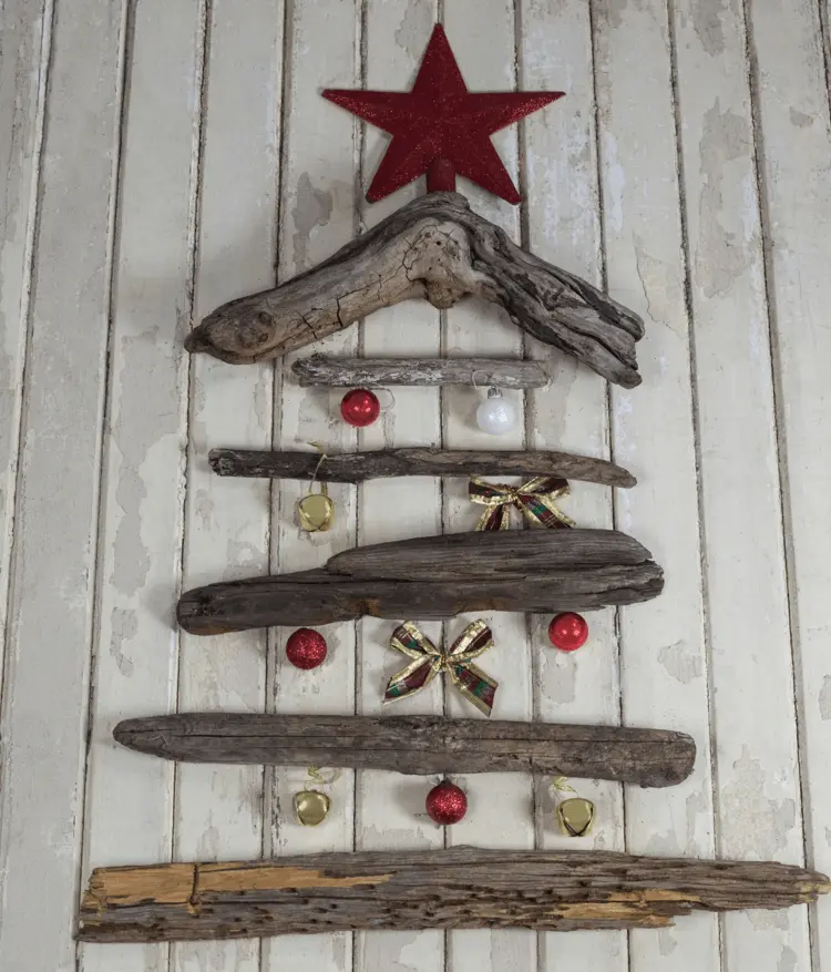 wansgestaltung zur weihnachtszeit mit selbstgemachtem christbaum aus treibholz