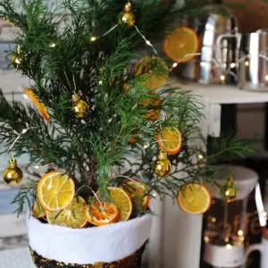 weihnachtsdeko mit Ästen und zweigen