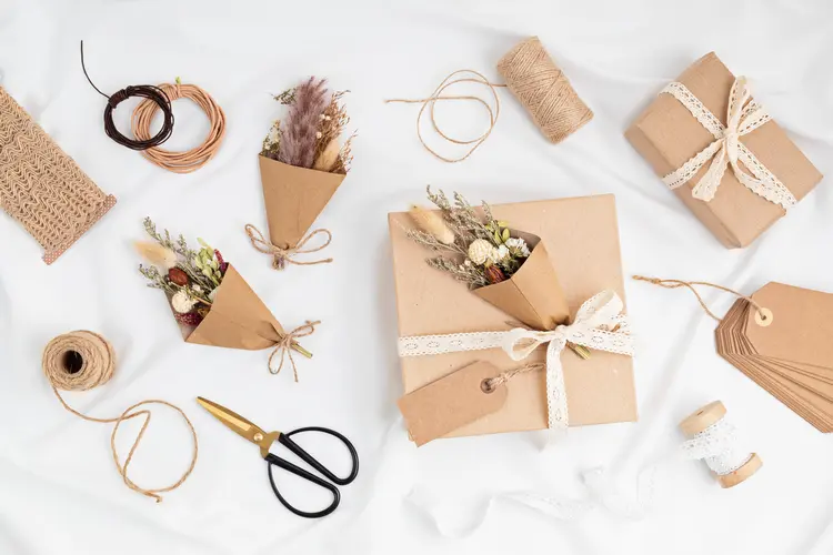 weihnachtsgeschenke mit sträußen in papier aus brottüten gestalten