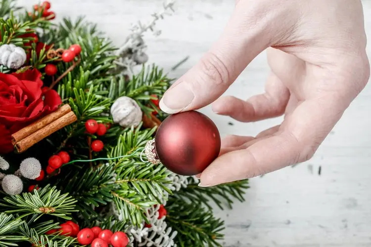 weihnachtsgesteck basteln mit christbaumkugeln blumendraht befestigen