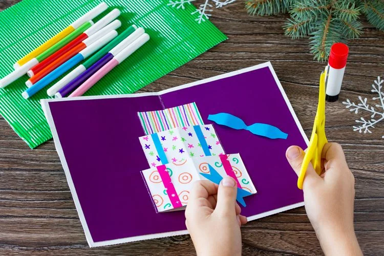 weihnachtskarte mit kinder basteln kleine geschenke aus papier
