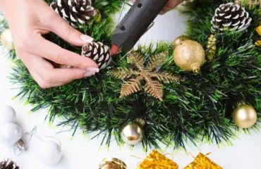 weihnachtskranz mit beschneiten zapfen dekorieren