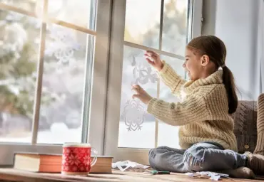 weiße papier schneeflocken als fensterdeko verwenden