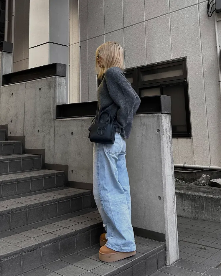 wide leg jeans modetrend 2023 ugg boots kombinieren winter