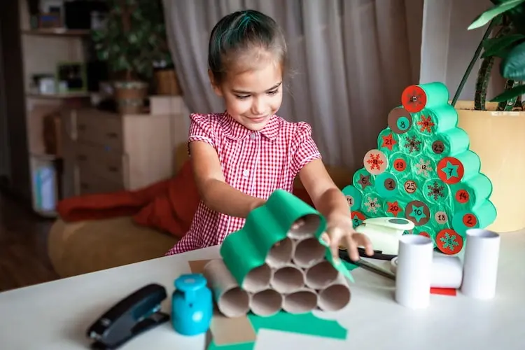 wie man adventskalender aus klorollen basteln kann