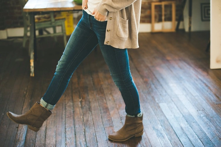 wie trägt man boots zu jeans so stylen sie trendige outfits