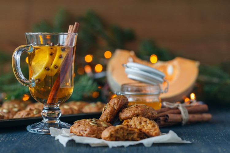 Wie Weißen Glühwein selber machen - Blitzrezept mit pikanter Zitrusnote
