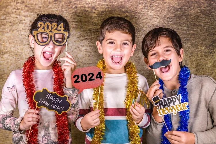 accessoires zum verkleiden und kostüme für kinder auf silvesterparty 2024 zum feiern