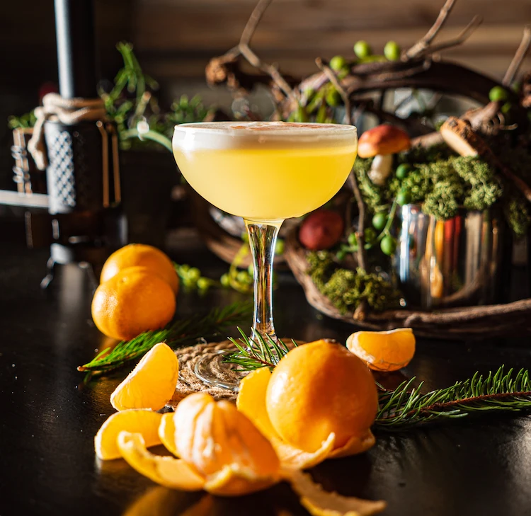 alkoholfreier weihnachtscocktail mit mandarinen
