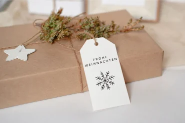 Anhänger für die Geschenkverpackung fertig beschriftet