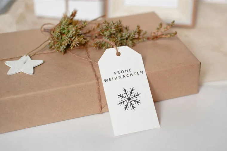 Anhänger für die Geschenkverpackung fertig beschriftet