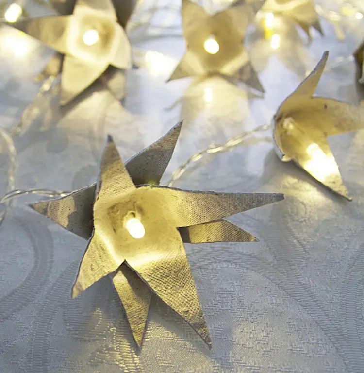 basteln für weihnachten mit eierkarton lichterkette mit sternen aus pappe dekorieren
