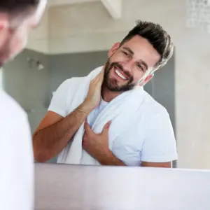 bei täglicher gesichtspflege als mann feuchtigkeitsspendende kosmetik wie haarlotion verwenden