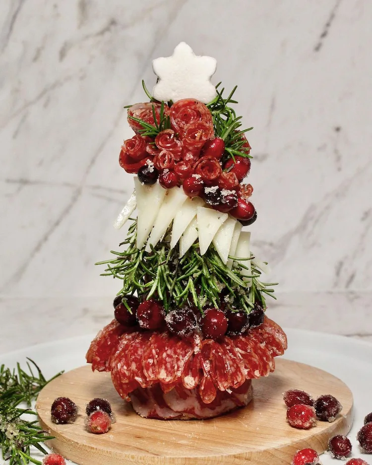 charcuterie christmas tree mit käse, wurst, cranberries und rosmarinzweigen