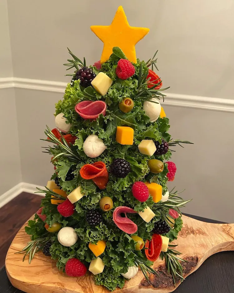 charcuterie christmas tree mit salat, brombeeren, himbeeren, wurst und käse