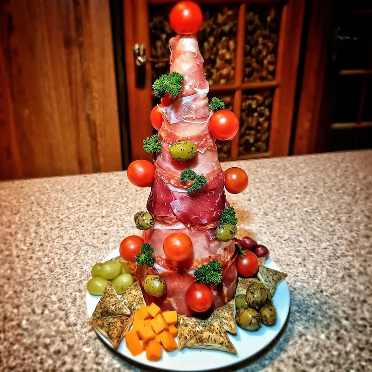 charcuterie weihnachtsbaum mit prosciutto, kirschtomaten, oliven und petersilie