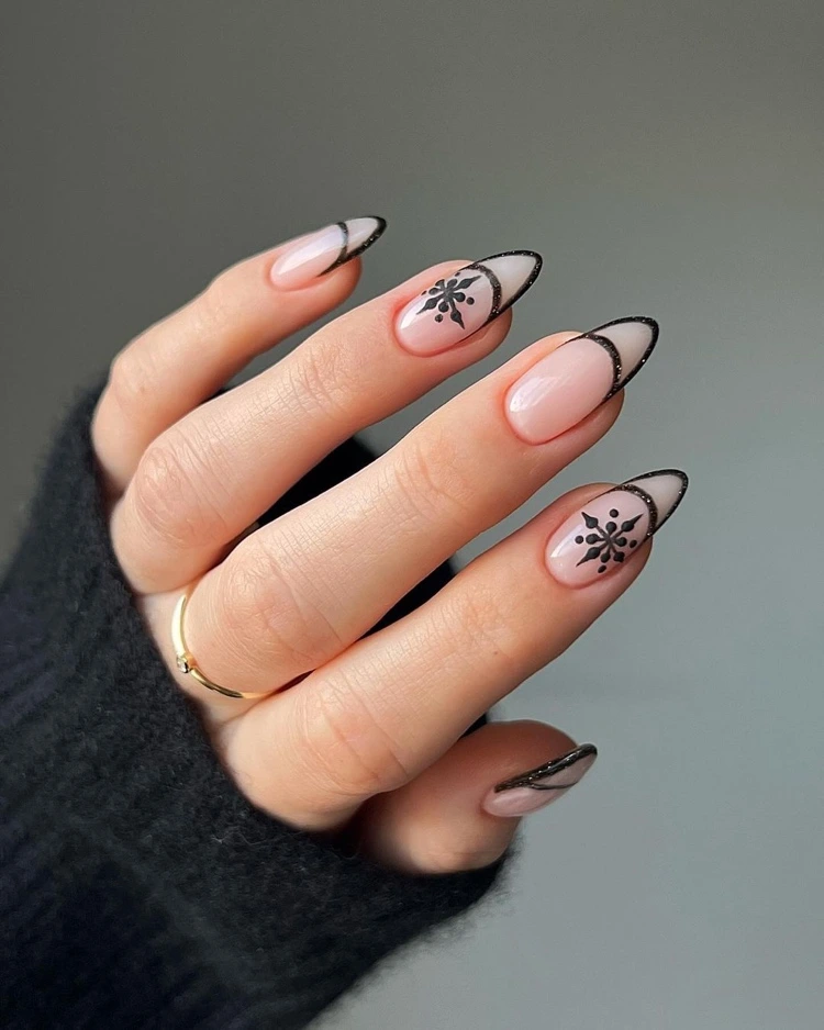 double french nails in schwarz mit schneekristalle