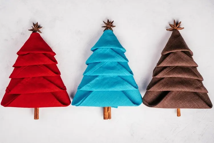 einfache weihnachtsbäume aus servietten falten für weihnachten mit zimt und anis