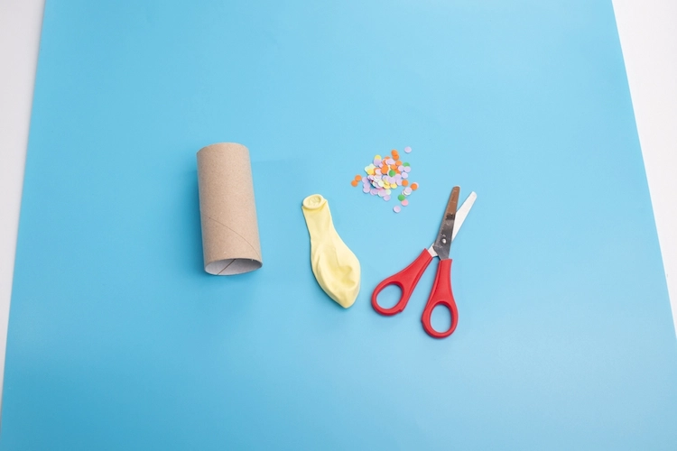einfaches werkzeug wie schere verwenden und bastelei für konfetti erstellen